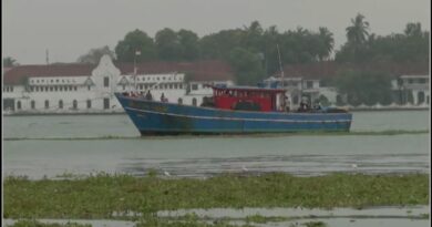 സിനിമ ഷൂട്ടിംഗ്; അനധികൃത ബോട്ടുകളുടെ ലോബി, ബോട്ടുകൾ വിട്ട് നൽകണമെങ്കിൽ 10 ലക്ഷം വേണമെന്ന് അധികൃതർ