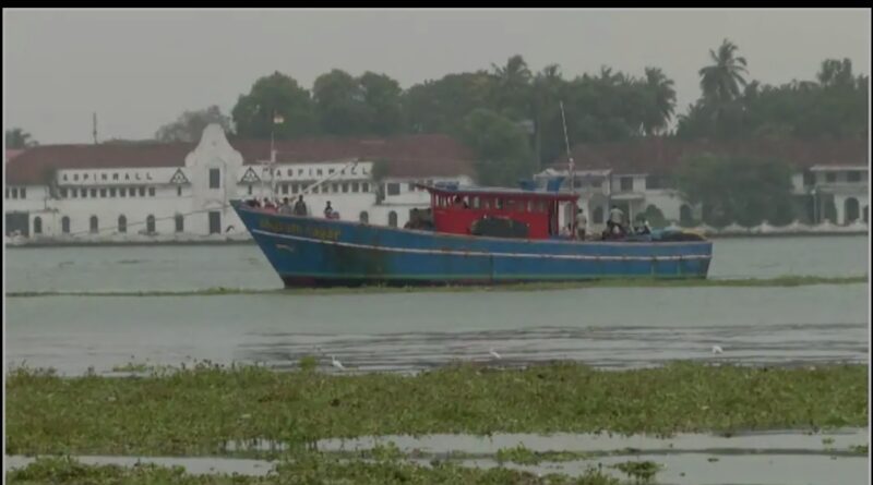 സിനിമ ഷൂട്ടിംഗ്; അനധികൃത ബോട്ടുകളുടെ ലോബി, ബോട്ടുകൾ വിട്ട് നൽകണമെങ്കിൽ 10 ലക്ഷം വേണമെന്ന് അധികൃതർ